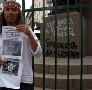 Represión en Mendoza a quienes demostraban apoyo al pueblo chileno.