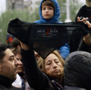 Dos gritos se colaron entre el “Sí se puede”