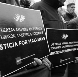 “Las Malvinas son argentinas, los torturadores también”.