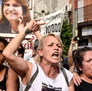 ¡Se están llevando presa a Emilia Vassallo, dirigente de la Marcha Nacional contra el Gatillo Facil, en Morón. LLamamos a la solidaridad masiva con la compañera!