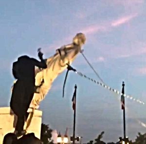 Manifestantes derriban estatua de Cristóbal Colón en Barranquilla