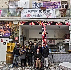 Andalucía-Estado Español: Cadena humana para defender a la Casa Invisible, bastión de la rebeldía en Málaga