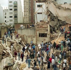 28 años del atentado a la AMIA: relatos que ocultan la verdad