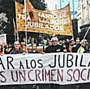 JUBILADOS Y PENSIONADOS MARCHAN AL PAMI DE CADA LOCALIDAD