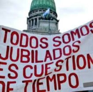 «PEGAN A UN VIEJO/A»**