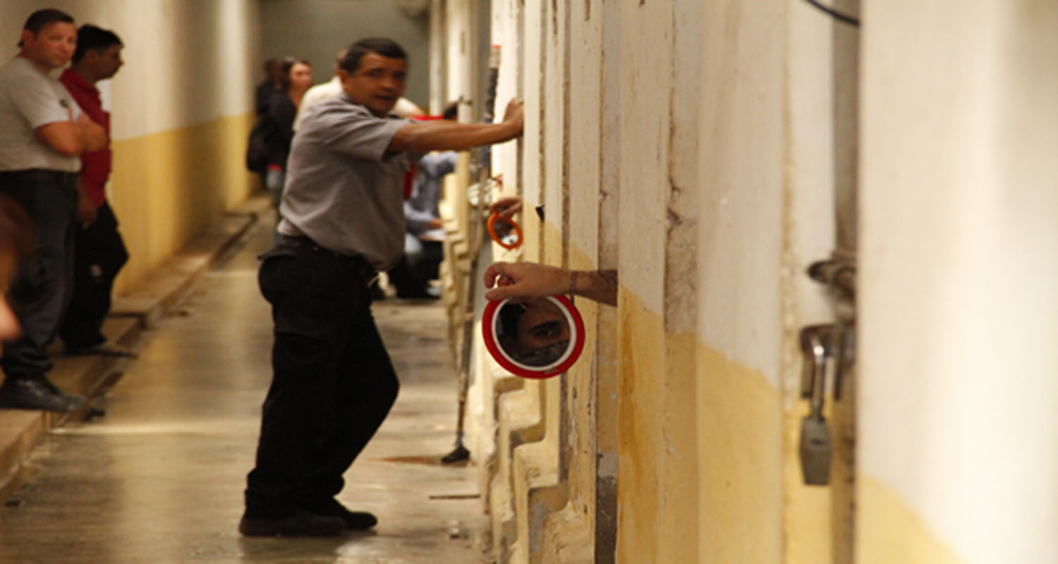 Agente penitenciario condenado por vejaciones a presos en Devoto