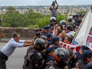 Sistemática represión de la infantería a vecinos de Joaquín V. González