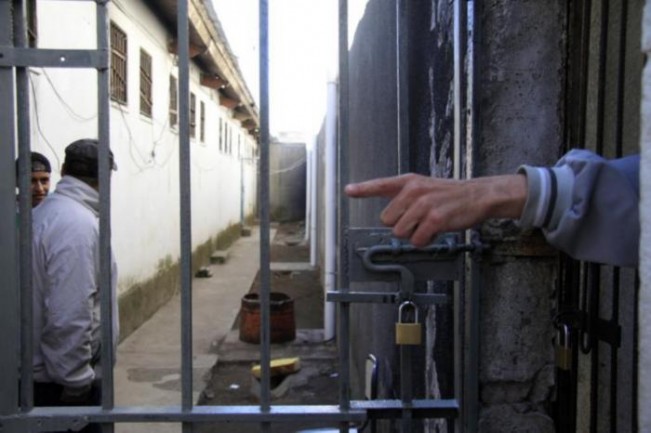 El gobierno evalúa encerrar a los presos en contenedores