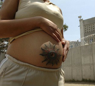 Paliza a cautiva embarazada